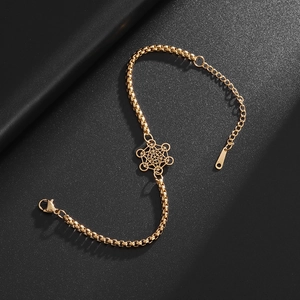 Goldenes Edelstahl-Armband mit einem sechseckigen hohlen geometrischen Anhänger