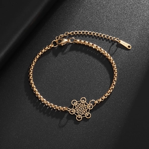 Detailansicht eines goldenen Armbands aus Edelstahl mit Mandala-Anhänger auf schwarzem Leder