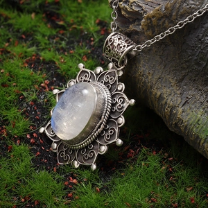 Collar colgante de girasol retro con piedra de luna y patrones florales de plata oxidada