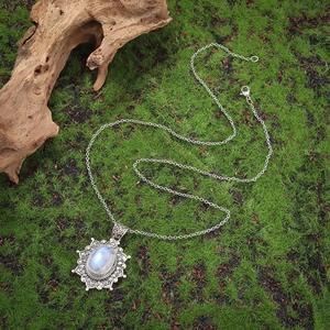 Collar vintage con colgante de girasol y piedra de luna ovalada con brillo azul