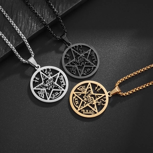 Détail de trois colliers pendentifs étoile en acier inoxydable doré, argenté et noir
