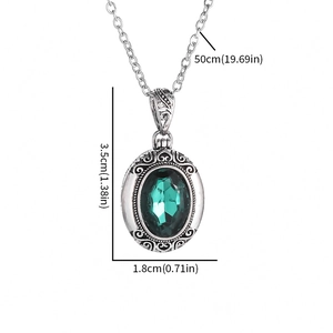 Collier vintage argenté avec pendentif ovale pierre verte et détails de mesure