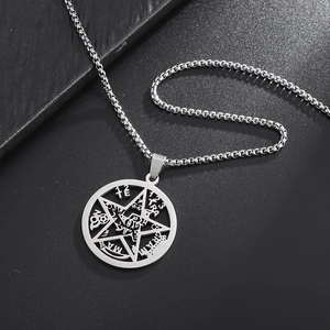 Vue détaillée du pendentif pentagramme en acier inoxydable sur fond de cuir noir texturé