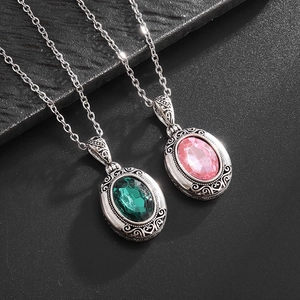 Collier Médaillon en Cuivre Électroplaqué Vintage Sculpté Creux Zircon Ovale Pendentif Boîte de Sachet Ouvrable Bijoux Femme