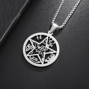 Vue macro du pendentif pentagramme en acier inoxydable avec gravures mystiques fines