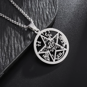 Vue macro détaillée du pendentif pentagramme en acier inoxydable avec gravure