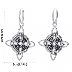 Silberne Keltische Hexenknoten Ohrringe mit Haken, Maße 4.6cm mal 3cm auf weißem Grund