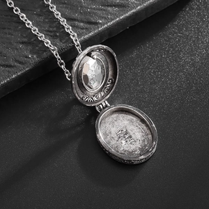 Collier médaillon vintage en argent avec zircon ovale et gravures de vigne fines