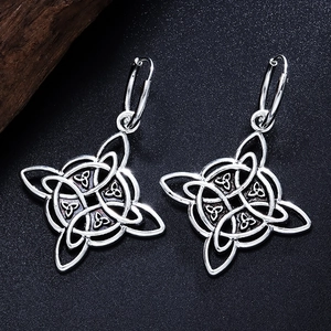 Silberne keltische Knoten-Ohrringe mit Triquetra-Symbolen auf schwarzem Lederhintergrund