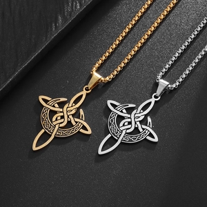 Detaillierte Nahaufnahme von keltischen Knotenanhängern in Gold und Silber auf Schwarz