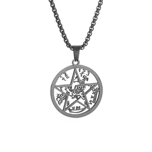 Détail macro du pendentif rond noir en acier inoxydable avec motif de pentagramme évidé