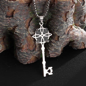 Détail du pendentif clé nœud de sorcière en acier inoxydable avec cœur sur chaîne box