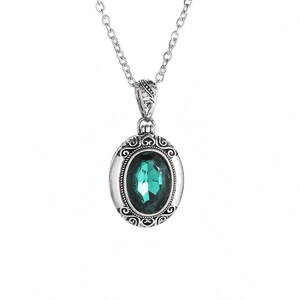 Collier argent vintage avec pierre précieuse verte ovale et gravures florales ajourées