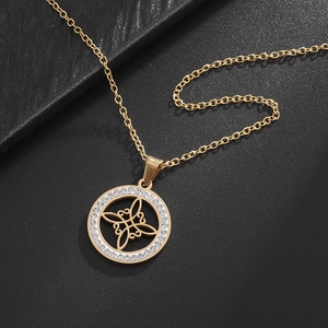 Detailansicht einer goldenen Edelstahl-Hexenknoten-Halskette mit Zirkonia-Mikropavé