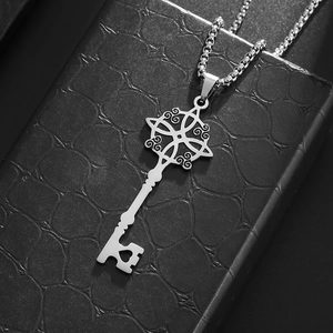 Vue détaillée du pendentif clé en acier inoxydable argenté sur boîte à bijoux noire