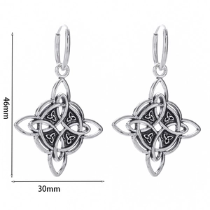 Detailansicht der silbernen Keltischen Hexenknoten-Ohrringe mit den Maßen 46mm x 30mm