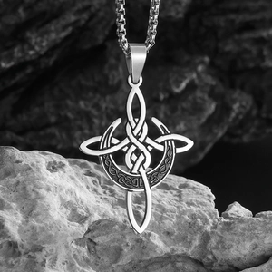 Nordische Keltenknoten Kette mit Mondanhänger aus Edelstahl auf natürlichem Felsgrund