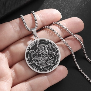 Silberner Sieben Erzengel Amulett Anhänger aus Edelstahl an einer Halskette