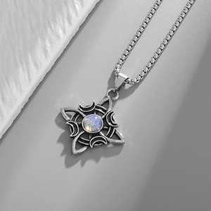Detailansicht der silbernen Keltischen Knoten Kette mit blauem Stein und Vierkantkette