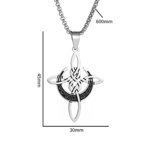Detailansicht des silbernen Keltenknoten Mondanhängers mit Größe 45x30mm auf 600mm Kette