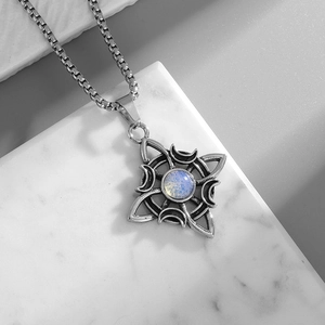 Makroaufnahme der silbernen Hexenknoten-Kette mit blauem Stein und Edelstahlkette