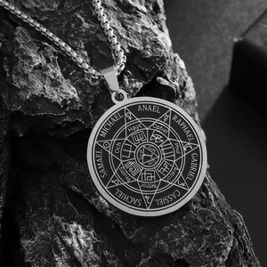 Nahaufnahme des Sieben Erzengel Amulett-Anhängers mit Siegeln auf dunklem Stein