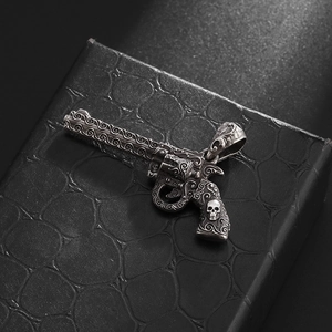 Colgante revólver calavera retro en plata antigua con grabados florales góticos