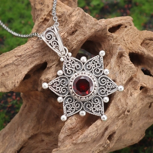 Foto macro de collar de filigrana vintage con colgante de estrella y piedra rojo rubí