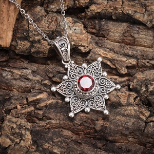 Detalle del collar girasol vintage con colgante de rubí rojo facetado y filigrana de plata