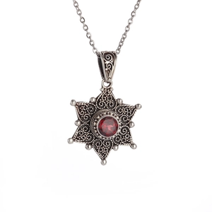 Collar vintage de plata oxidada con hexagrama de filigrana y gema roja