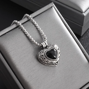 Collier médaillon cœur ajouré vintage argenté avec insert noir sur boîte