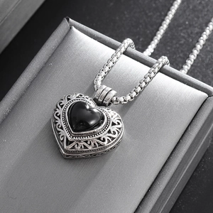Collier Médaillon Cœur en Cuivre Vintage Motif de Vigne Ajouré Bijoux Gothiques Collier Pendentif pour Accessoires Unisexe
