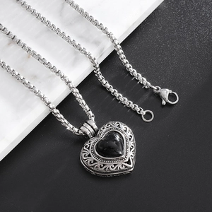 Collier médaillon romantique en forme de cœur argenté avec détails filigranes noirs