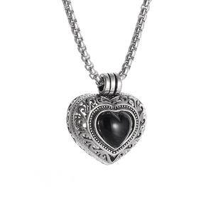 Collier médaillon cœur ajouré avec pierre noire en finition argentée vintage