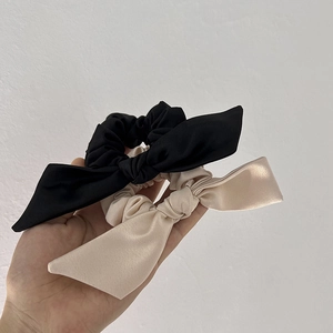 Lot de deux chouchous à nœud en satin élégants en couleurs noir et doré champagne