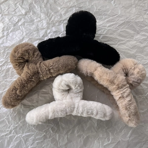 Grandes pinces à cheveux en fausse fourrure peluche noire marron beige et crème