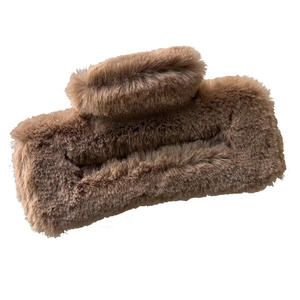 Pince à cheveux carrée en peluche kaki foncé pour coiffures d'automne et d'hiver
