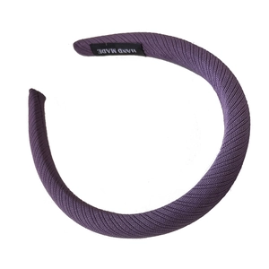 Serre-tête éponge tricoté violet chic avec texture nervurée et étiquette faite à la main