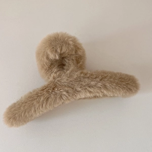 Nahaufnahme der großen Plüsch-Haarklammer in Beige für dickes Haar im Herbst