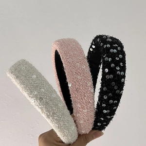 Détails de trois serre-têtes en tweed avec paillettes en crème, rose et noir