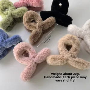 Détail des pinces à cheveux en peluche douce de couleurs variées mesurant 9,5 cm