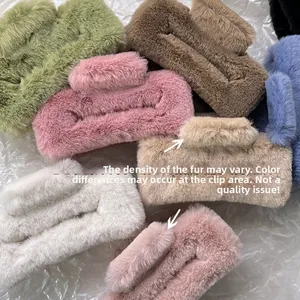 Gros plan sur la texture douce en fausse fourrure des pinces à cheveux pour l'hiver