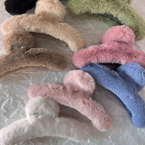 Gros plan de pinces à cheveux en fausse fourrure douce de différentes couleurs