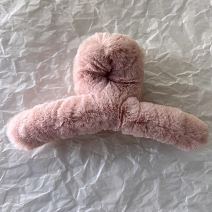 Détail de la pince à cheveux en peluche rose avec texture en fausse fourrure douce