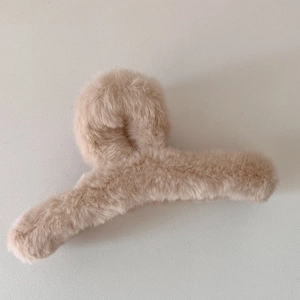 Detailaufnahme der beigen Plüsch-Haarklammer mit weichem Kunstfell und großem Design