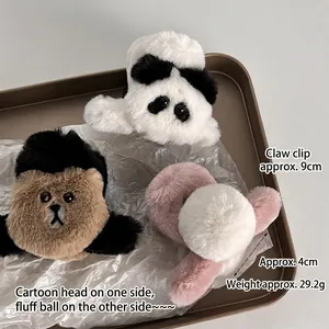 Pinze per capelli in peluche con panda e coniglietti carini su un vassoio di metallo
