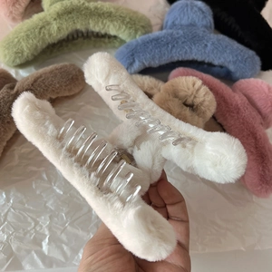 Détail de la texture pelucheuse de plusieurs pinces à cheveux en fausse fourrure colorée