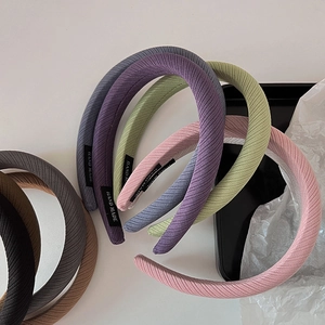 Détail de serre-têtes en maille côtelée épaisse avec étiquettes fait main multicolores