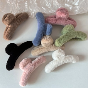 Détail de pinces à cheveux en peluche de différentes couleurs pour l'hiver