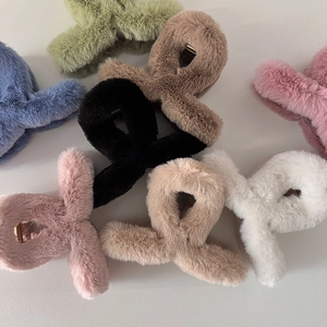 Pinces à cheveux en fausse fourrure pelucheuse aux couleurs Morandi avec ressort